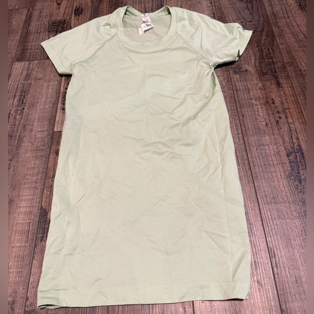 Light Green Lululemon swiftly Short Sleeve top size 4